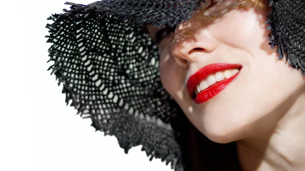 Sonrisa Tierna Hermosa Mujer Con Sombrero Negro Labios Rojos Hermosa — Foto de Stock