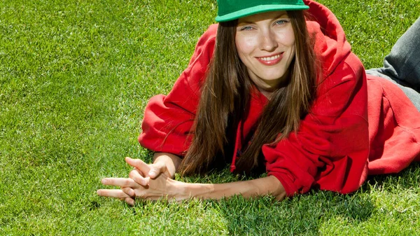 Mujer Joven Acostada Hierba Vistiendo Ropa Joven Color Espacio — Foto de Stock