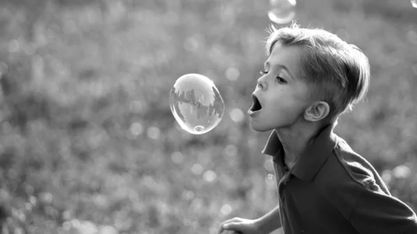 Kleiner Junge Pustet Seifenblasen — Stockfoto