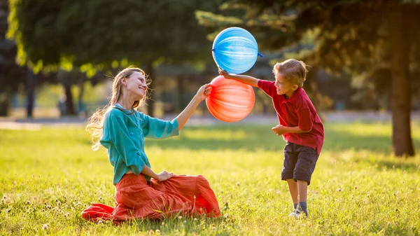 Glückliche Mutter Und Sohn Spielen Draußen Park — Stockfoto