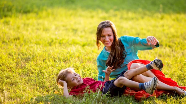 公園で外で遊んでいる幸せな母親と息子 — ストック写真