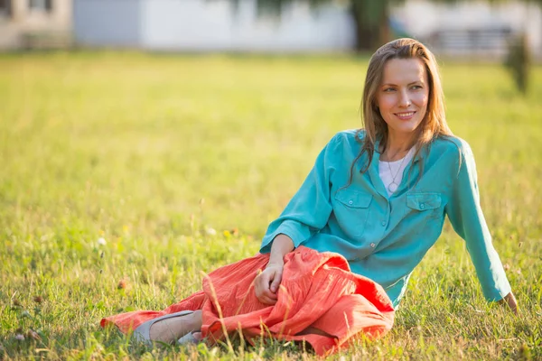 Junge Frau Park Sitzt Auf Grünem Gras — Stockfoto