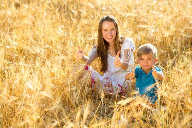 Birlikte hayatın tadını çıkarıyorlar, mutlu anne ve oğul birlikte eğleniyorlar.
