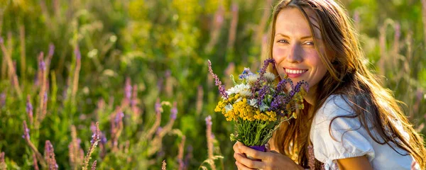 Beautiful Woman Wildflower Natural Background — Stock Photo, Image