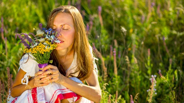 Mooie Vrouw Met Wilde Bloem Natuurlijke Achtergrond — Stockfoto