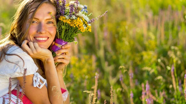 Piękna Kobieta Dzikim Kwiatem Naturalnym Tle — Zdjęcie stockowe