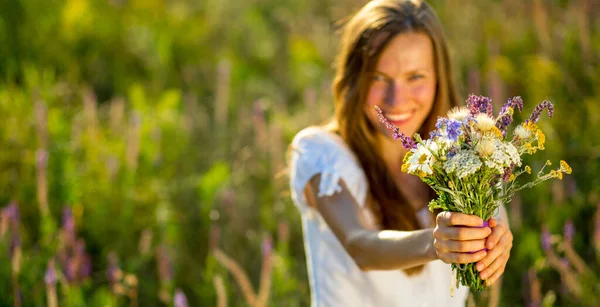 Schöne Frau Mit Wildblume Über Natürlichem Hintergrund — Stockfoto