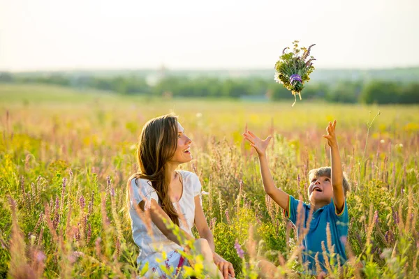 Profitant Vie Ensemble Mère Heureuse Fils Amusent Ensemble — Photo