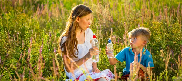 Семья Пьет Воду Пластиковых Бутылок — стоковое фото