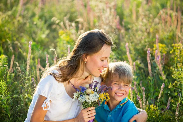 Gemeinsam Das Leben Genießen Glückliche Mutter Und Sohn Gemeinsam Spaß — Stockfoto