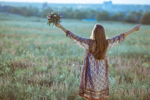 Prachtige Zorgeloze Vrouw Velden — Stockfoto