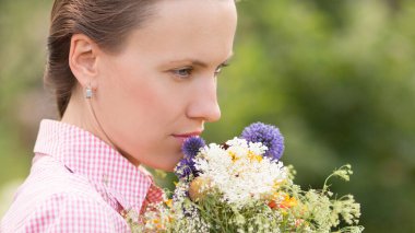 Çiçekli genç kadın.