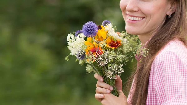 Ung Kvinna Med Blommor — Stockfoto