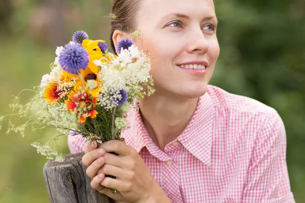 Jeune Femme Avec Des Fleurs — Photo