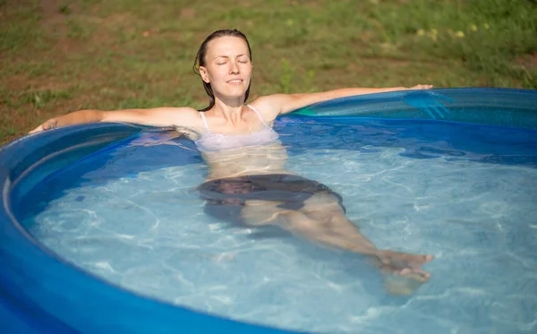 Beautiful Woman Splashing Inflatable Swimming Pool Outdoor Having Fun — Stock Photo, Image