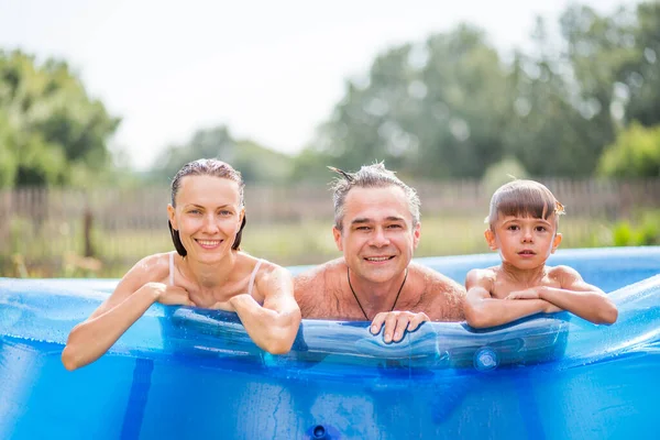 Gelukkige Familie Ontspannen Spetteren Het Zwembad Eigen Tuin Thuis Blijven — Stockfoto