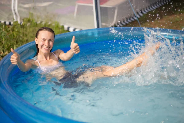 Beautiful Woman Splashing Inflatable Swimming Pool Outdoor Having Fun — Stock Photo, Image