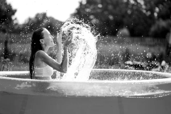 Hermosa Mujer Salpicando Piscina Inflable Aire Libre Divirtiéndose —  Fotos de Stock