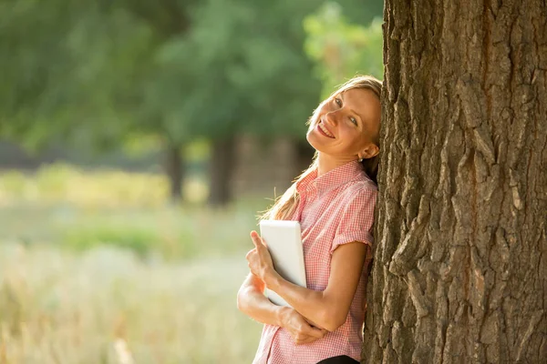 Young Woman Holding Book Table Park — Stock Photo, Image