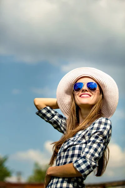Güzel Bir Kadın Bulutlu Gökyüzünde Şapka Güneş Gözlüğü Takıyor — Stok fotoğraf