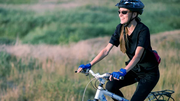 美しい女性に乗る春の夏の自転車 — ストック写真