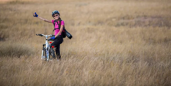 自転車に乗るサイクリストの女性は 長い乗り心地の後にリラックス 極端なスポーツの概念 テキストのスペース — ストック写真