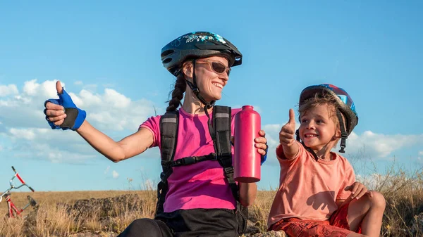 Mãe Feliz Filho Descansando Depois Longa Viagem Bicicleta Com Polegares — Fotografia de Stock