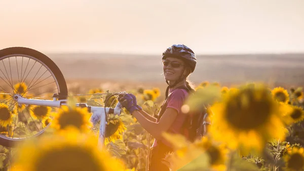 Cyklist Kvinna Rida Cykeln Avkopplande Efter Lång Tur Extremt Sportkoncept — Stockfoto