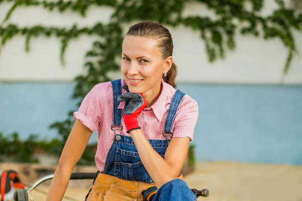 Menuisière Est Travail Bâtiment Comme Passe Temps Belle Femme Avec — Photo