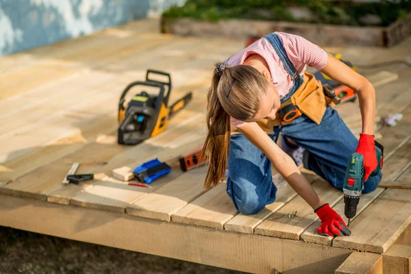 Stolarka Jest Pracy Budowanie Jako Hobby Piękna Kobieta Narzędziami Budowlanymi — Zdjęcie stockowe