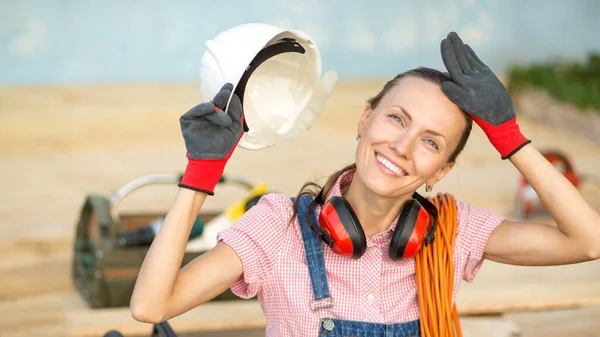 大工の女が働いている 趣味として建築 建設ツールを持つ美しい女性 — ストック写真