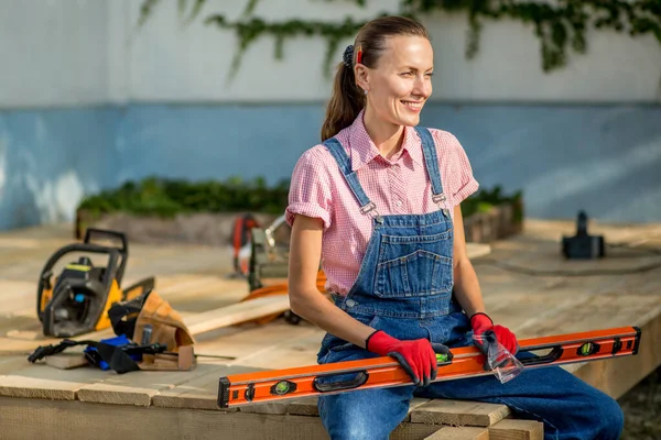 Mujer Carpintera Está Trabajo Construir Como Hobby Hermosa Mujer Con —  Fotos de Stock