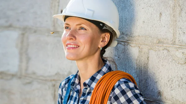 Schöne Arbeiterin Auf Einer Baustelle — Stockfoto