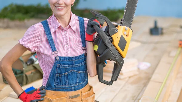 Vacker Kvinna Som Håller Såg Stående Utomhus Byggarbetsplatsen Sexig Arbetare — Stockfoto