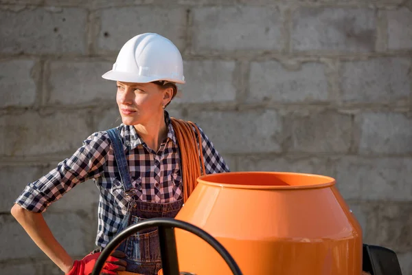 Schöne Arbeiterin Auf Einer Baustelle — Stockfoto