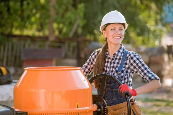 Schöne Arbeiterin Auf Einer Baustelle — Stockfoto