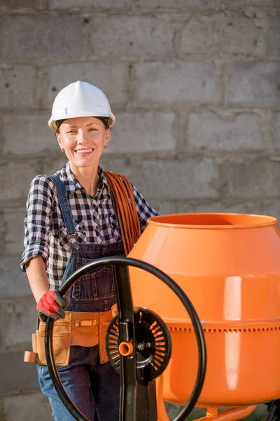 Schöne Arbeiterin Auf Einer Baustelle — Stockfoto