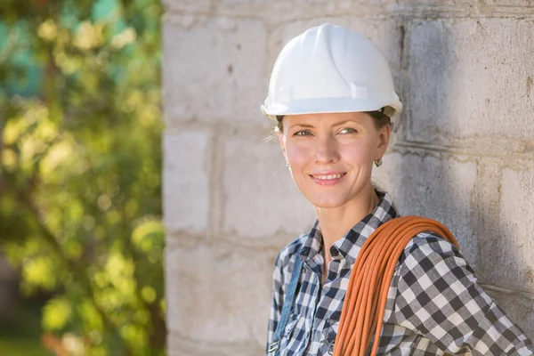 Schöne Arbeiterin Auf Einer Baustelle — Stockfoto