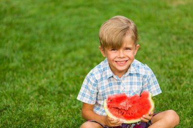 Kafkas Çocuk Karpuzu Afiyetle Ye