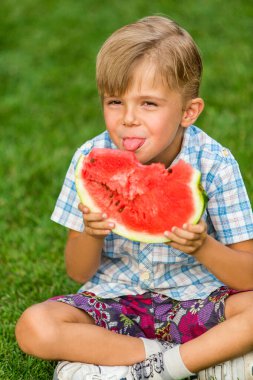 Kafkas Çocuk Karpuzu Afiyetle Ye