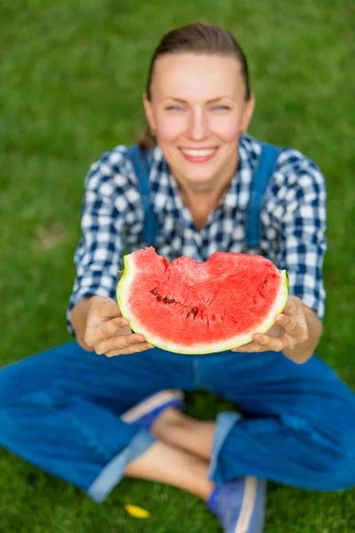 Attraktive Junge Frau Isst Wassermelone Sitzend Über Grünem Natürlichen Hintergrund — Stockfoto