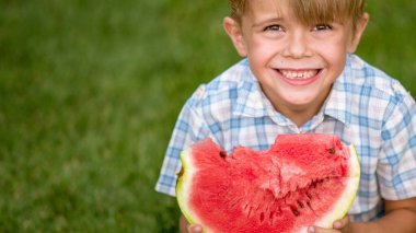  Kafkas Çocuğu Karpuz Yemenin keyfini çıkar