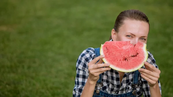 Summer Taste Cheerful Young Woman Holding Slice Watermelon Smiling Outdoors — Stock Photo, Image