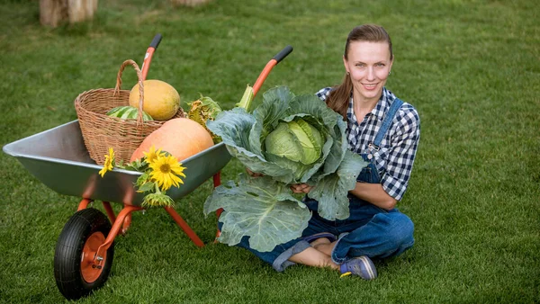 在蔬菜园里微笑的女人 — 图库照片