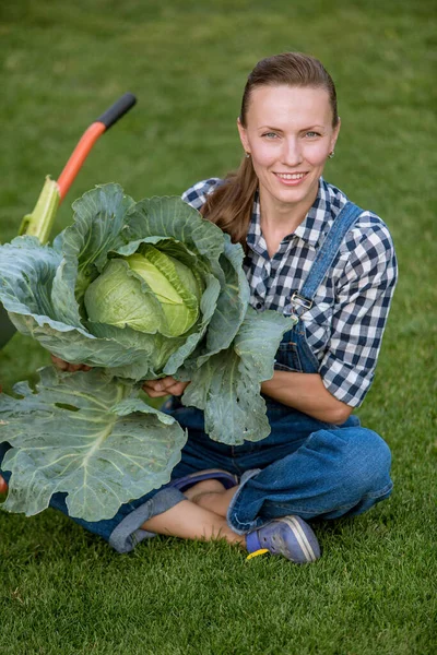 Smiling Woman Vegetable Garden — Stock Photo, Image