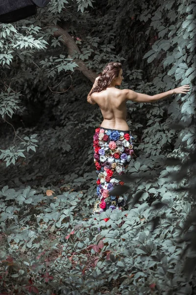 Весенняя Девушка Модель Душистом Цветочном Платье Летнем Парке Мода Косметика — стоковое фото