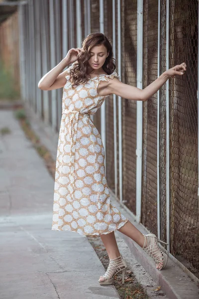 Modisch Gekleidete Frau Auf Den Straßen Einer Italienischen Kleinstadt — Stockfoto