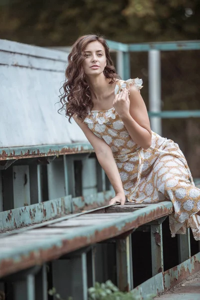 Mujer Vestida Moda Las Calles Una Pequeña Ciudad Italiana — Foto de Stock