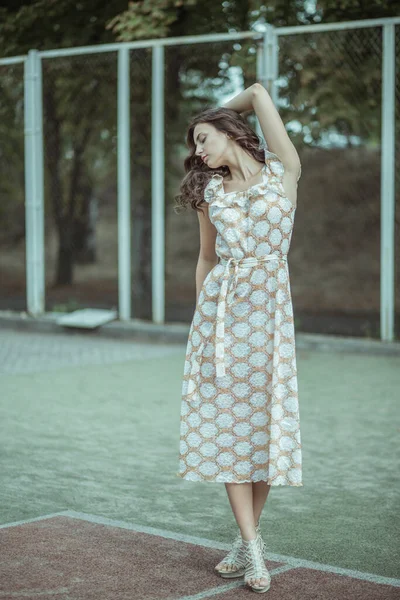 Mulher Vestida Moda Nas Ruas Uma Pequena Cidade Italiana — Fotografia de Stock