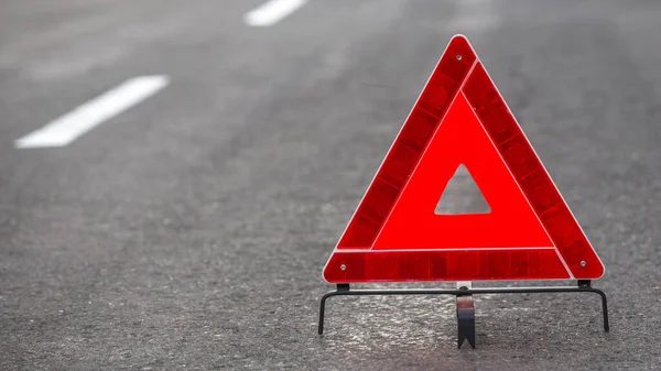 Enfoque Triángulo Rojo Una Carretera Rural — Foto de Stock